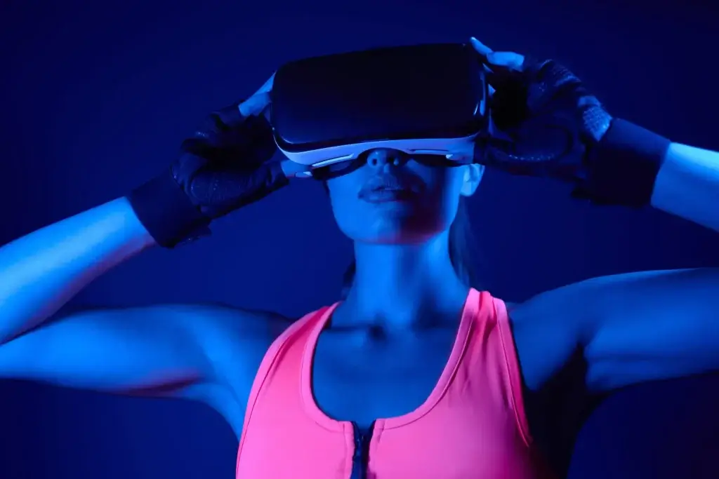 Eine Sportlerin mit VR-Brille.