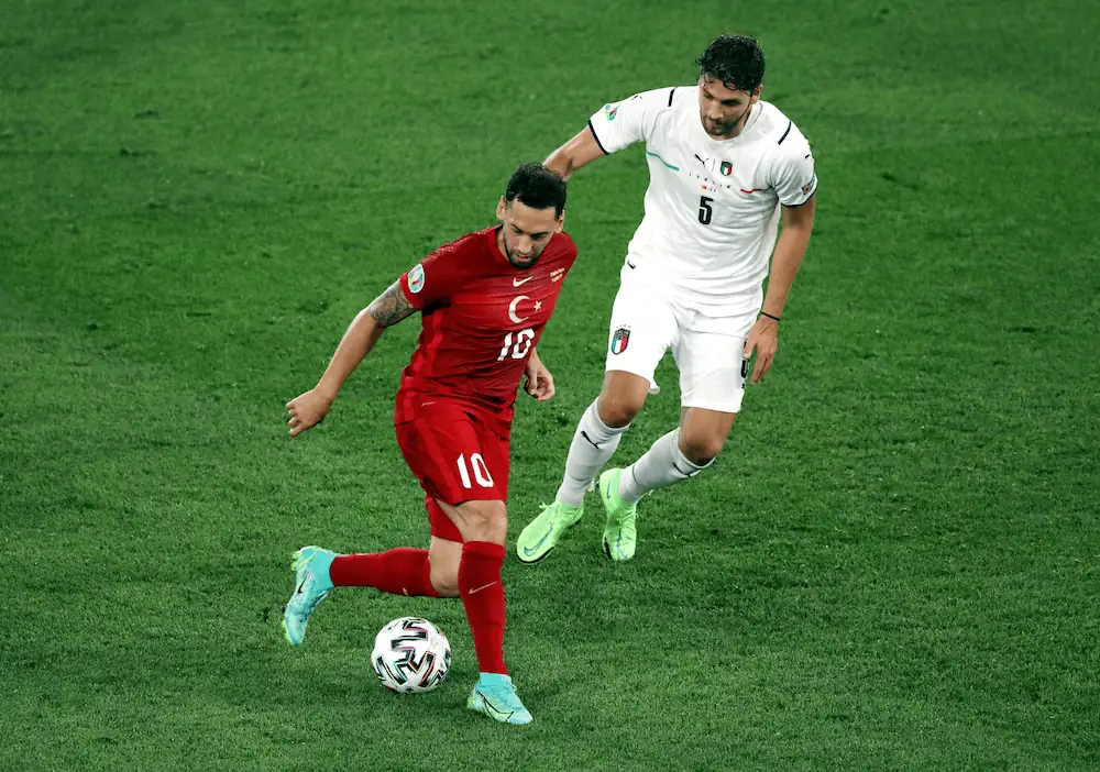 Zweikampf im Fussball - Türkei gegen Italien